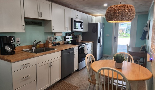 Casa Tranquilo Bungalow.150 steps to beach! Perfect mid-island location!
