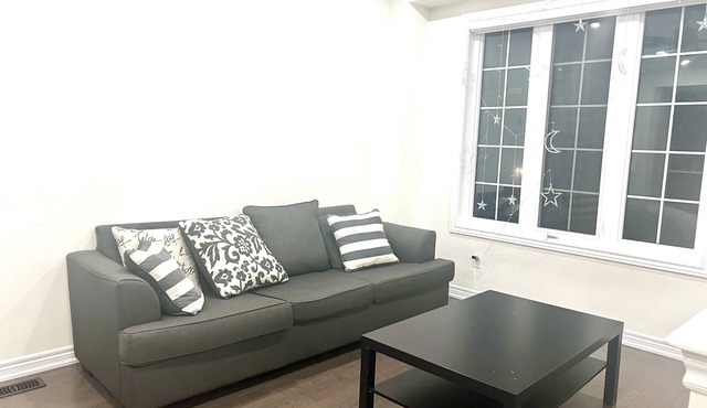 Centrally located beautiful 3 bedroom full house with free parking in Brampton