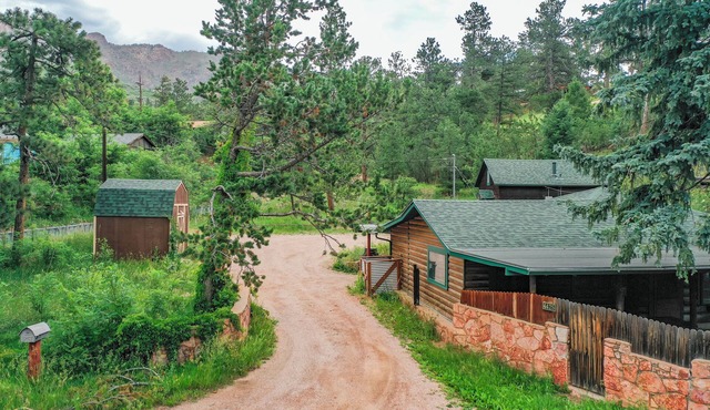 Charming 2-bedroom cabin in gorgeous Cascade with Wifi and hot tub