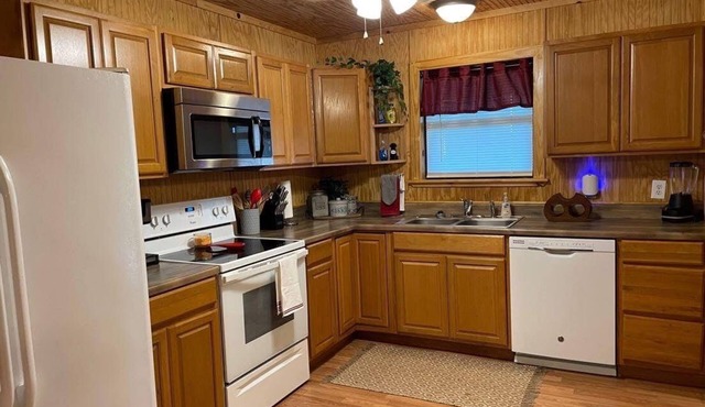 Charming 2 bedroom house in Broken Bow, only 200 yards from Mt. Fork River!
