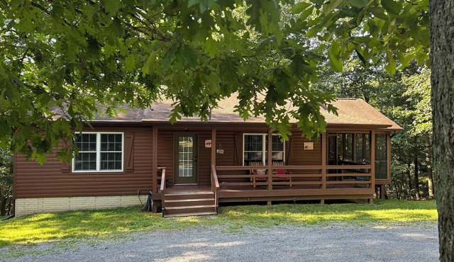 Charming 4 bedroom 2 bath cabin Wifi , AC in tranquil Berkeley Springs