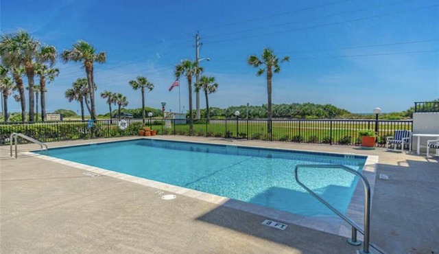 Charming Coastal Condo. Relax by the Pool or Enjoy the Quiet Beaches.
