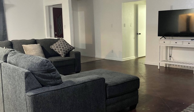 "Charming Escape: King & Queen Beds in a Quiet Neighborhood!