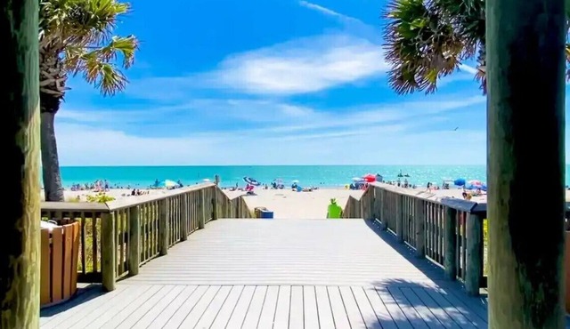 Charming Ground Floor, 2bd-2bh Condo, 2 miles to Beaches, Private W/D