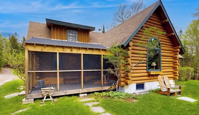 Charming log cabin on 50 acres w/Kayaks, Row boat, Firepit, Skiing and more