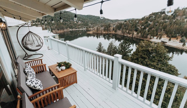 Charming Retreat with Stunning Lake Views.