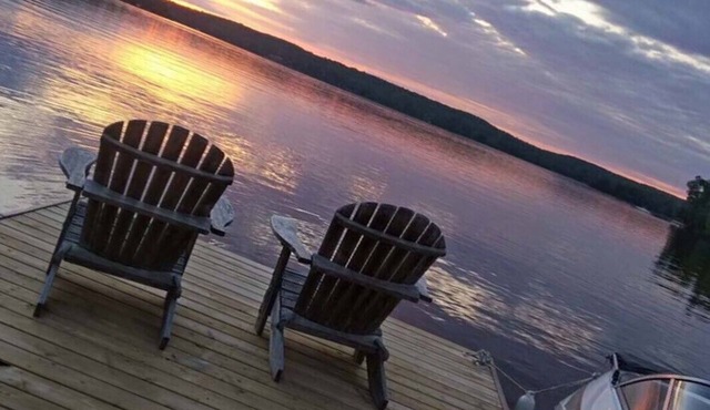 Charming Sandy Beach Cottage on Horseshoe Lake