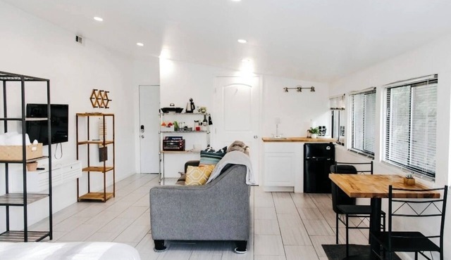 Charming Studio. Private/Quiet Equipped for Traveling Professionals.