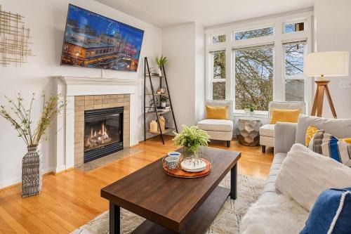 Cheerful Capitol Hill Home AC and 98 Walk Score