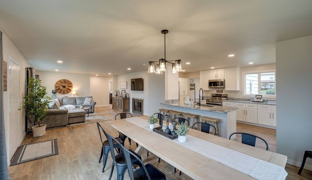 Chef's Dream Beautifully Remodeled Home Sleeps 12