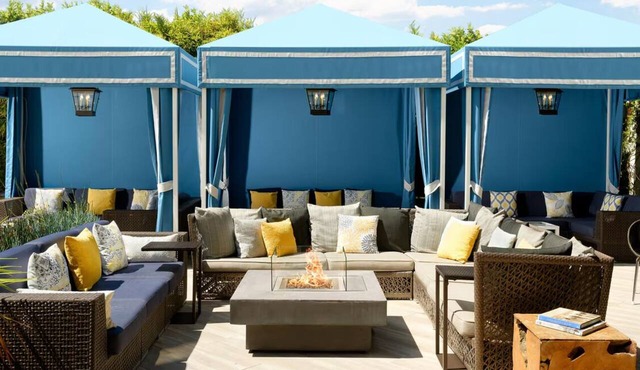 Chic Santa Monica Retreat Perfect for Beach Getaways - Poolside Fun!