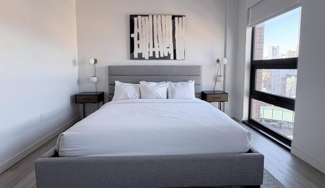Chic Unit by Gantry Plaza State Park – Queen Bed + Modern Kitchen Design