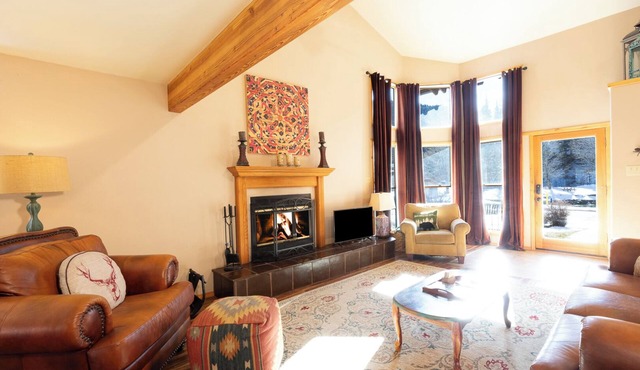 Claim Jumper Gold - In Town - On the River - Fireplace - WiFi - Garage Access