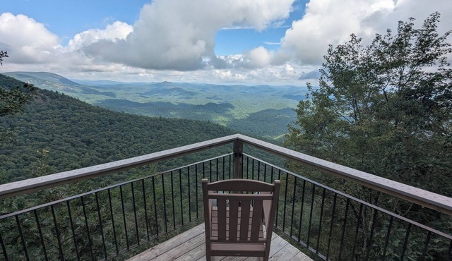 Cliffside cabin with overlook of Blue Valley