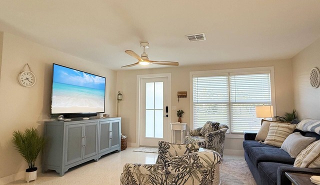 Coastal Chic 2BR – Modern Stay Near Manasota Key