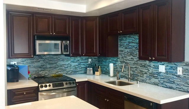 Completely Remodeled! Blocks to racetrack and beach, AC, wash/dryer & pool/spa