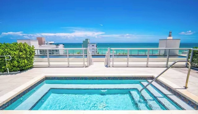 CONDO@Hollywood BEACH ✦Rooftop POOL and HOT Tub ✦STEPS to BEACH ✦PET Friendly!