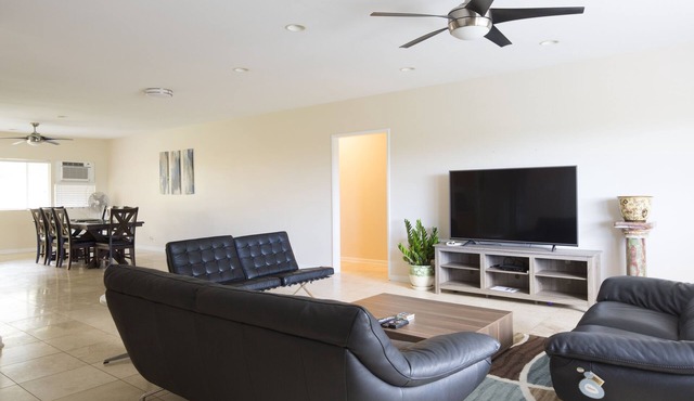 Convenient to Waikiki Large 3000 sqft 4br 2ba house in East Honolulu