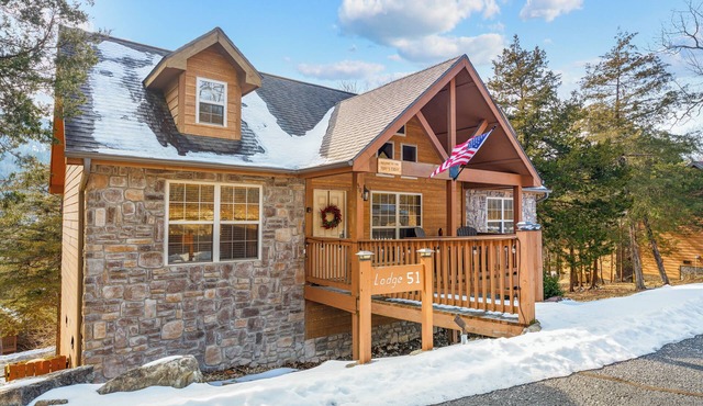 Cozy 2-Bedroom Cabin at Stonebridge Resort | Minutes to Silver Dollar City