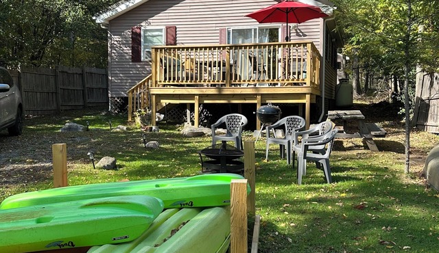 Cozy 2-bedroom cabin in charming Keeseville with access to private Augur lake