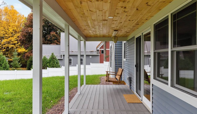 Cozy 2-bedroom guest house in perfect South Hero with private lake access.