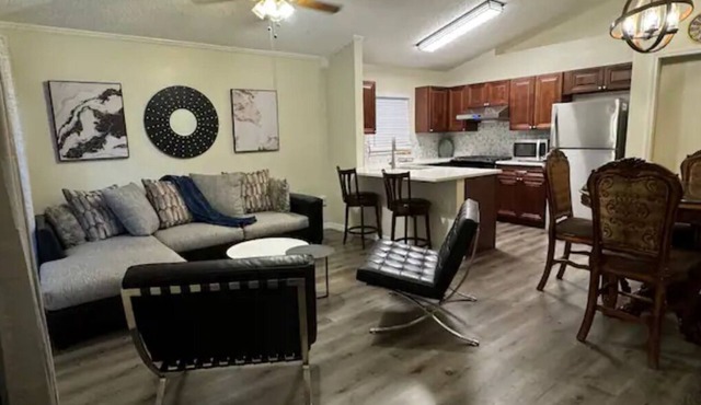 Cozy 3 bedroom/2 bathroom house in amazing Orlando!
