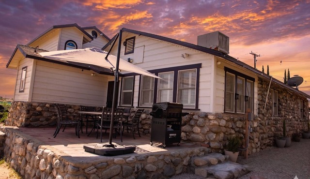 Cozy 3-bedroom cabin in serene Pearblossom with AC
