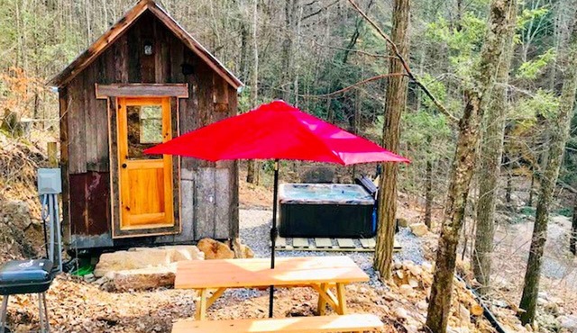 Cozy and Rustic Cabin Rental in the Smokies for Romantic Getaways in Tennessee