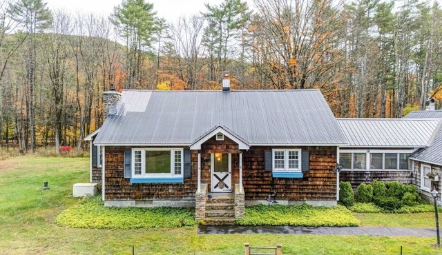 Cozy cottage with private access to Great Sacandaga Lake.