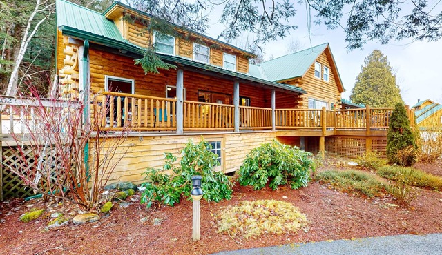 Cozy dog-friendly condo w/private deck, grill, gas fireplace, firepit, cornhole