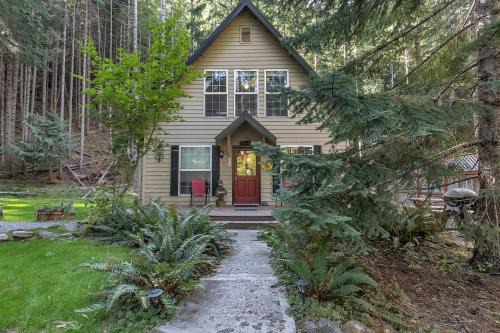 Cozy Mountain Cabin with Jacuzzi and Beautiful Outdoor Space in Enumclaw, Washington