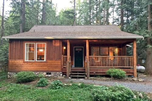 Cozy Pet-Friendly Cabin with Hot Tub