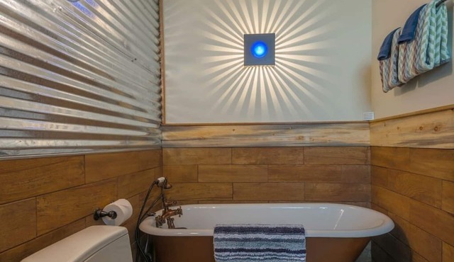 Cozy Spa Sanctuary-Steps to Restaurants and Shopping
