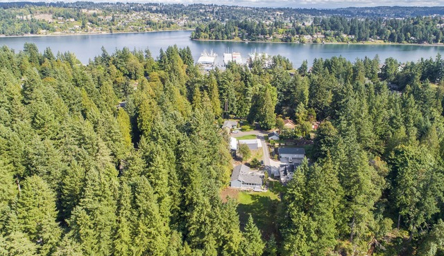 Cozy Water Front with Puget Sound Bay View in your Backyard