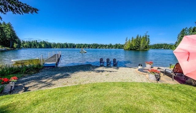 Custom, Spacious Lake-Front Log Cabin Estate: Hot Tub Shuffleboard & Pool Table