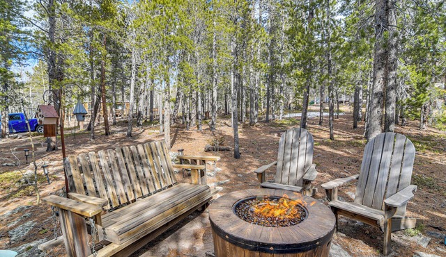 Deck, Fire Pit & Grill: Log Cabin in Black Hawk
