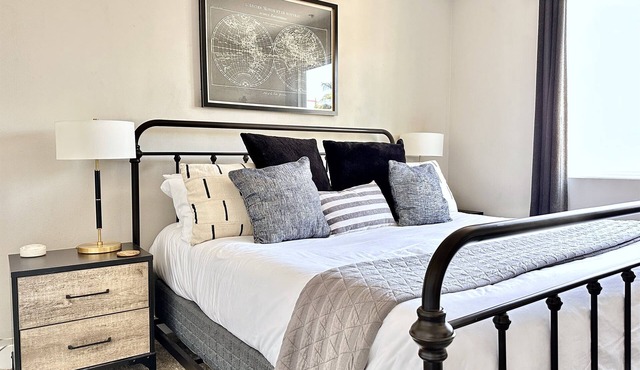 Designer Apt - King Bed - Modern Building CHOC - Hospital Adjacent