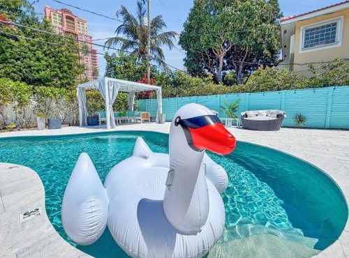 Designer Beach House with Heated Pool, Walk to Sand