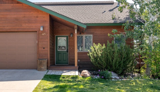 Dog Friendly! Epic Views-Spacious TH w/Garage-Quiet Setting & Neighborhood-W/D-Grill-Walk to Trails