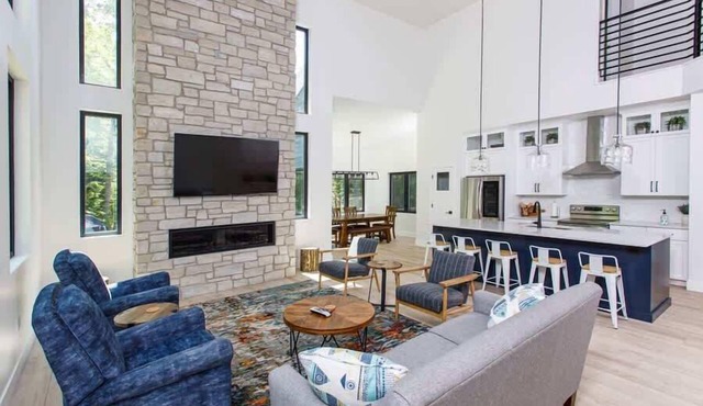 Expansive Modern Loft House Sleeps 12