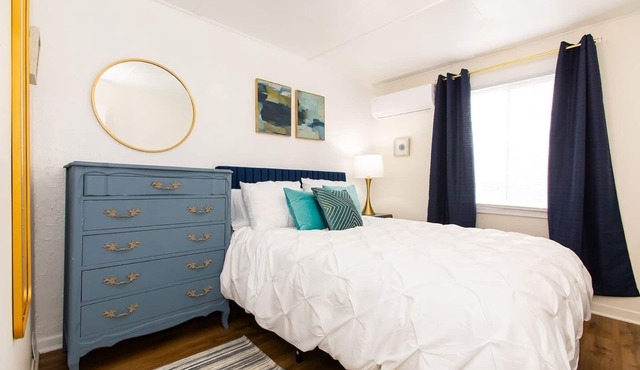 EXTENDED STAY - Cozy Cottage w Laundry, Parking & Fast WiFi