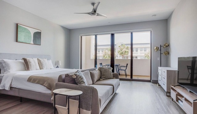 Fab Mid-Wilshire Studio w/Gym & Roof Lounge, nr Dining, by Blueground