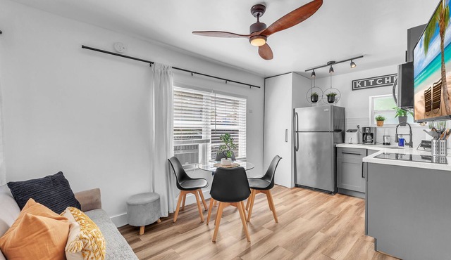 Fits 4, <2 Miles from Beach, Newly Renovated, Pool