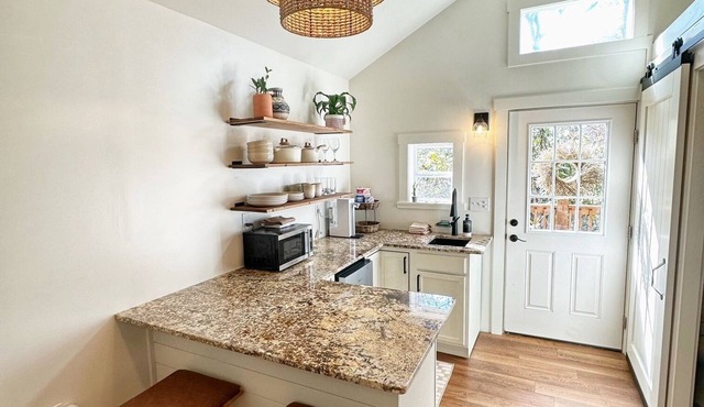 Gorgeous studio cottage less than 1/2 mile from Western Carolina University!