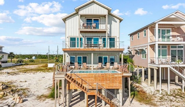 Gulf front, Private Pool, 7 bed, pet friendly, fire pit, sleeps 24