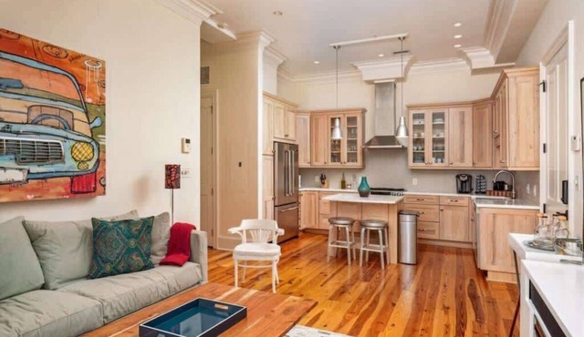 Heart of King St · Charming Condo· Private Balcony