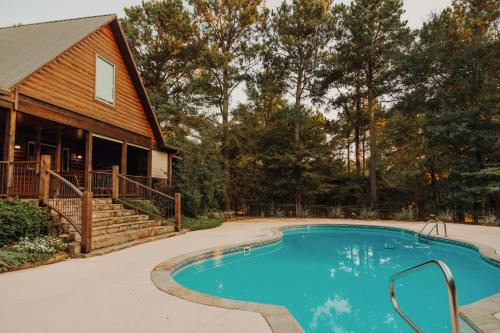 Heated Pool, 7 Bedroom Cabin, 6,000 Square Feet, Arcade!