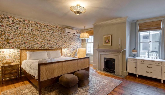 Historic B&B Veranda King Suite Walk to King