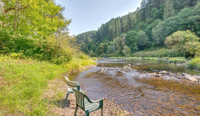 Historic Mapleton Cottage w/River Views & Hot Tub