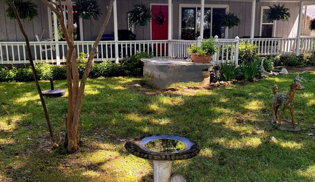 Home away from Home in the Twin Lakes Area! Relax on the Front Porch Swing!
